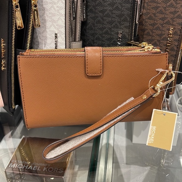 MICHAEL KORS LARGE DOUBLE ZIP WRISTLET WALLET PHONE CASE CLUTCH
Luggage - Picture 13 of 16